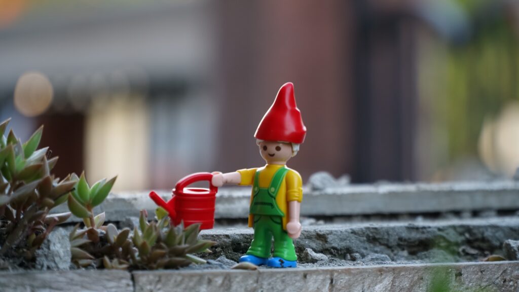 Imagen de un clip regando una planta para ilustrar el artículo sobre la RIC en Canarias de BIPLAZA, Consultoría y Asesoría de empresas en Canarias